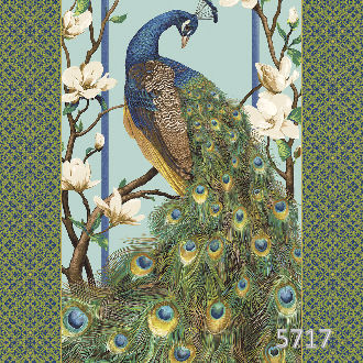 Павлин и белые цветы